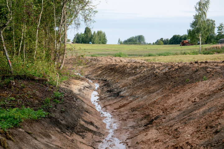 【ぬかるみ 対策】施工方法は？必要な道具は？「牧道マット」で水はけの悪い土地の泥濘化対策をしよう